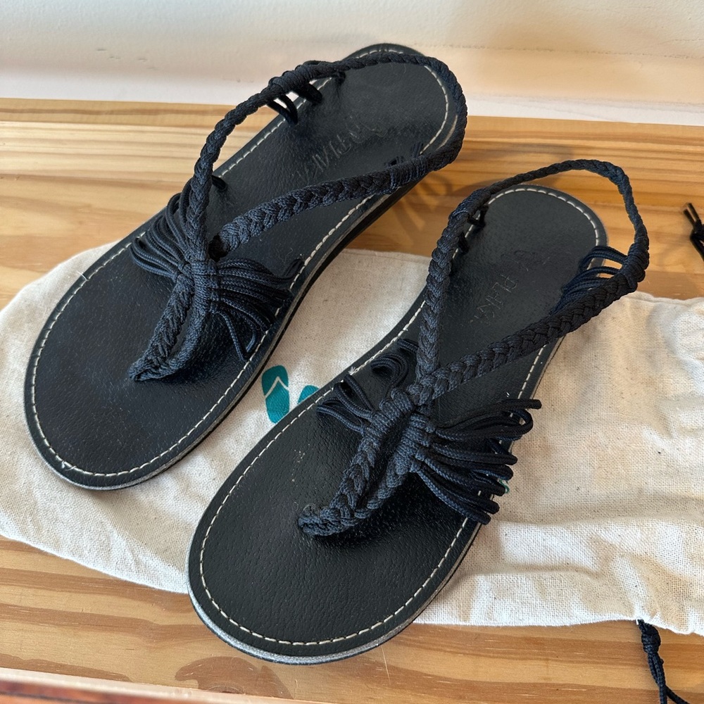 Plaka black women’s sandals size 8